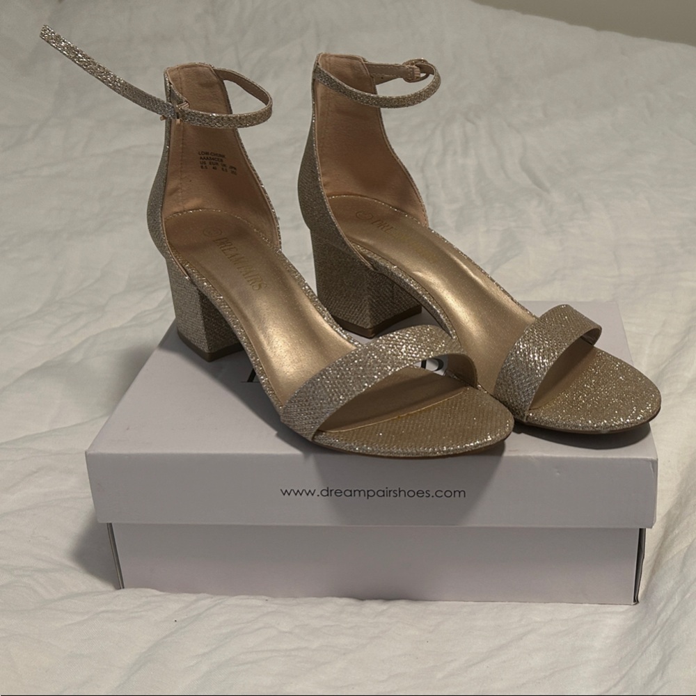 DREAM PAIRS Womens Low-Chunk Low Heel Pump Sandal in Gold/Glitter